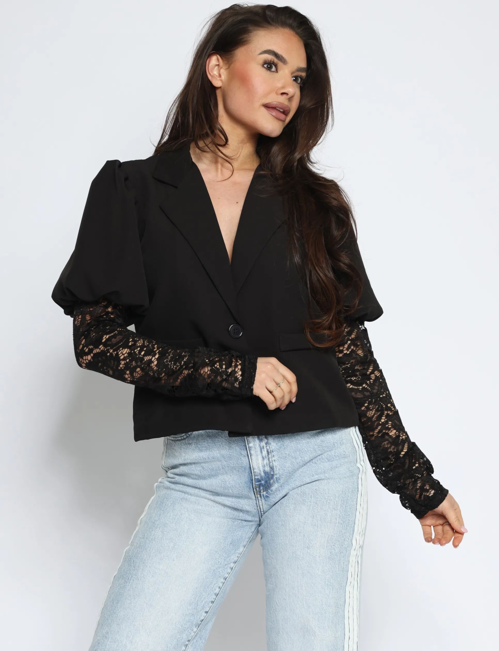 blazer_met_kanten_mouwen__1-4.webp Blazer met kanten mouwen Lulu Zwart