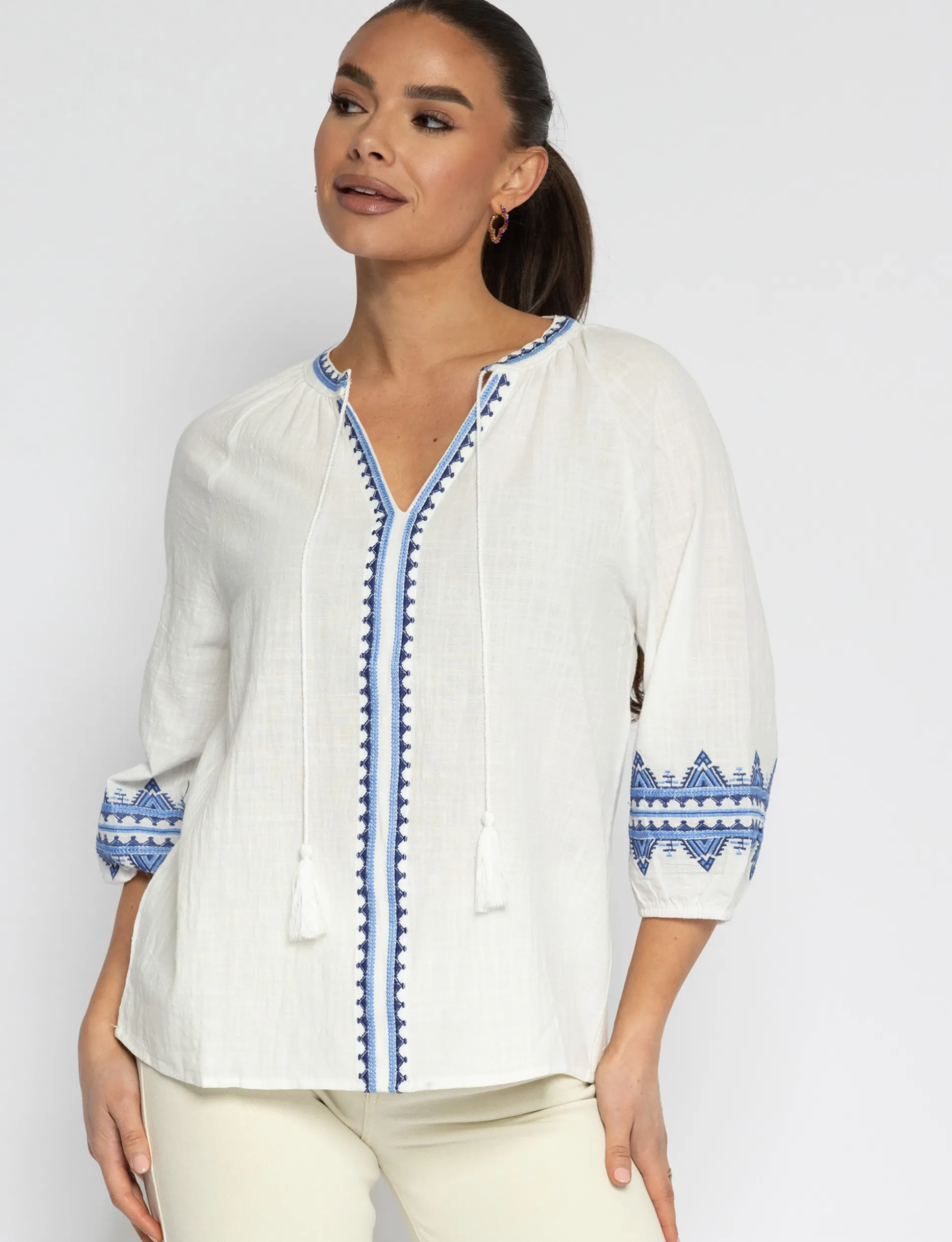 blouse_nola_wit_blauw_0.webp Blouse Nola Wit/ Blauw