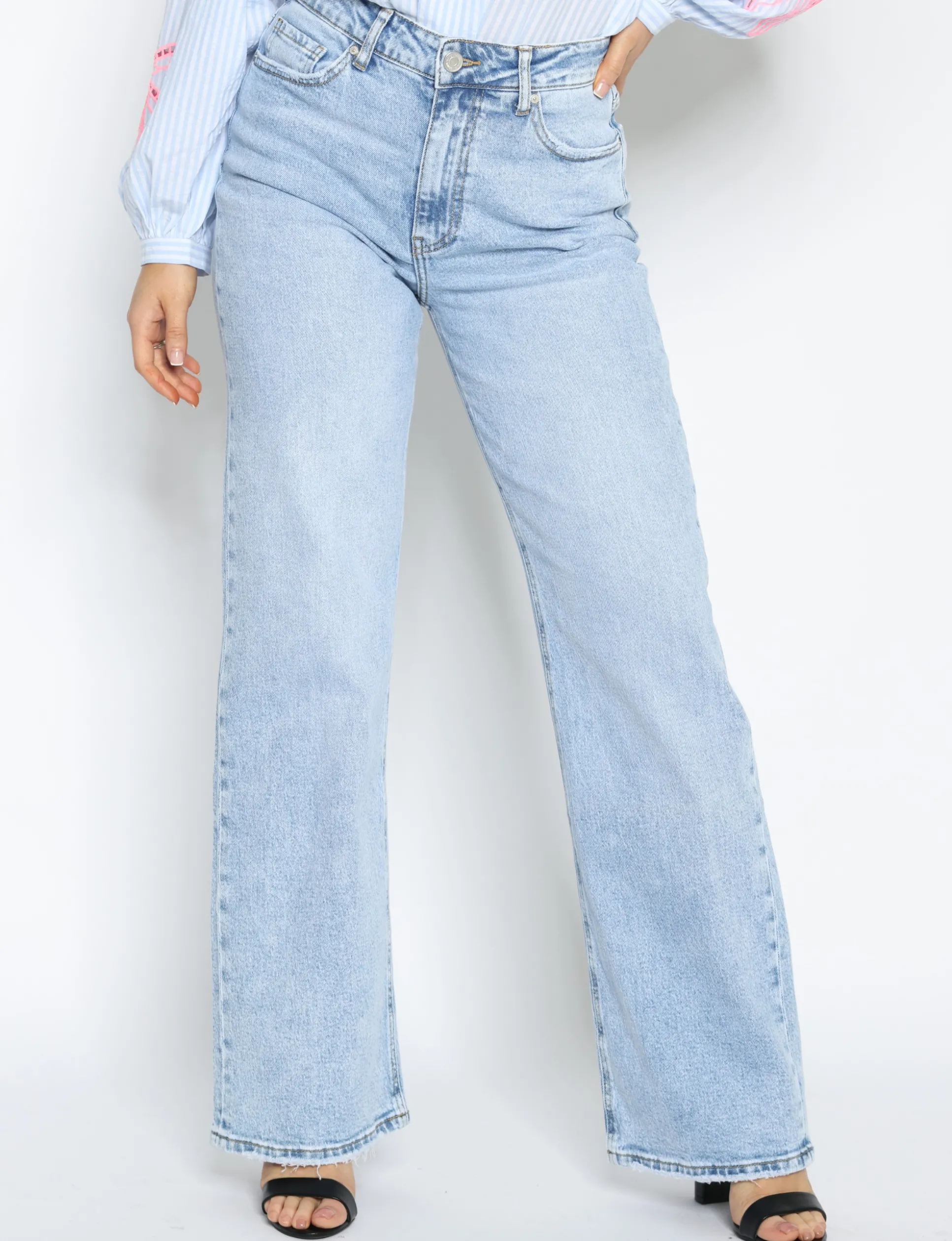 queen_hearts__wide_leg_st_3-1.webp Queen Hearts | Wide leg, Straight jeans W3376 STRE Lichtblauw